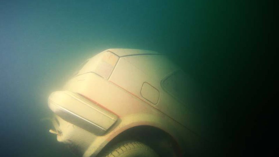 Policejní potápěči vyzvedli z lomu u Lahoště čtyři utopená osobní auta