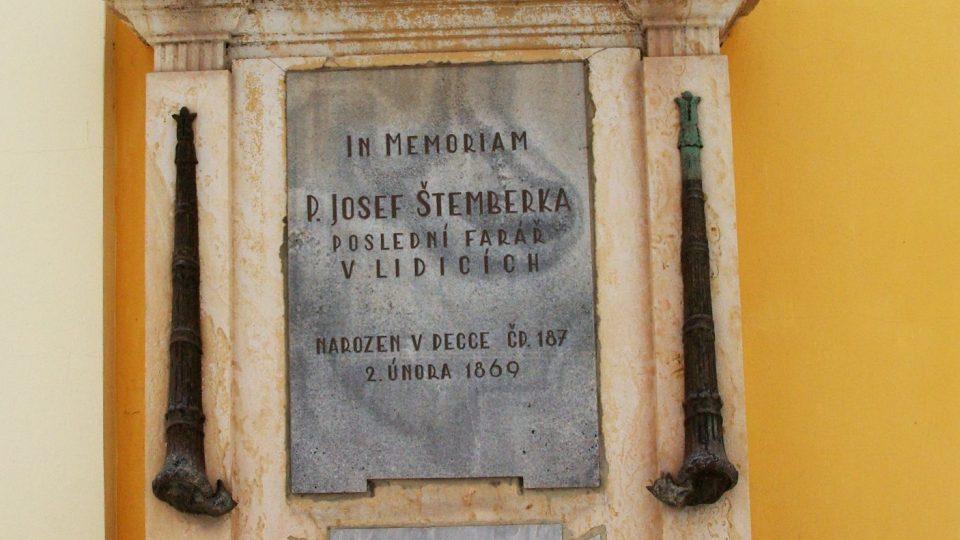 Blízko vstupu do kostela je pomník na památku rodáka P. Josefa Štenberky, lidického faráře, kterého umučili nacisté