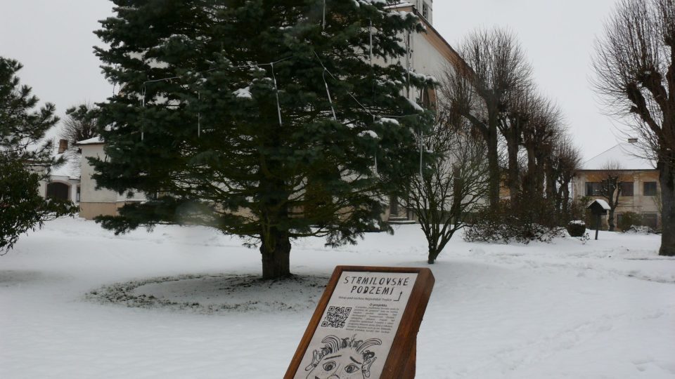 Ke strmilovskému podzemí vede na náměstí několik ukazatelů