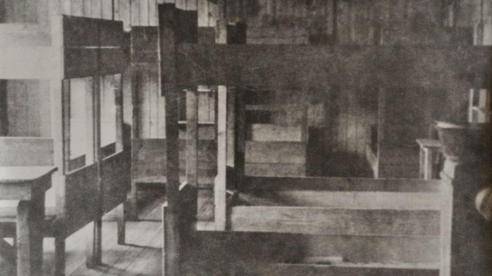 Vězeňská ubytovna v koncentračním táboře Hradištko