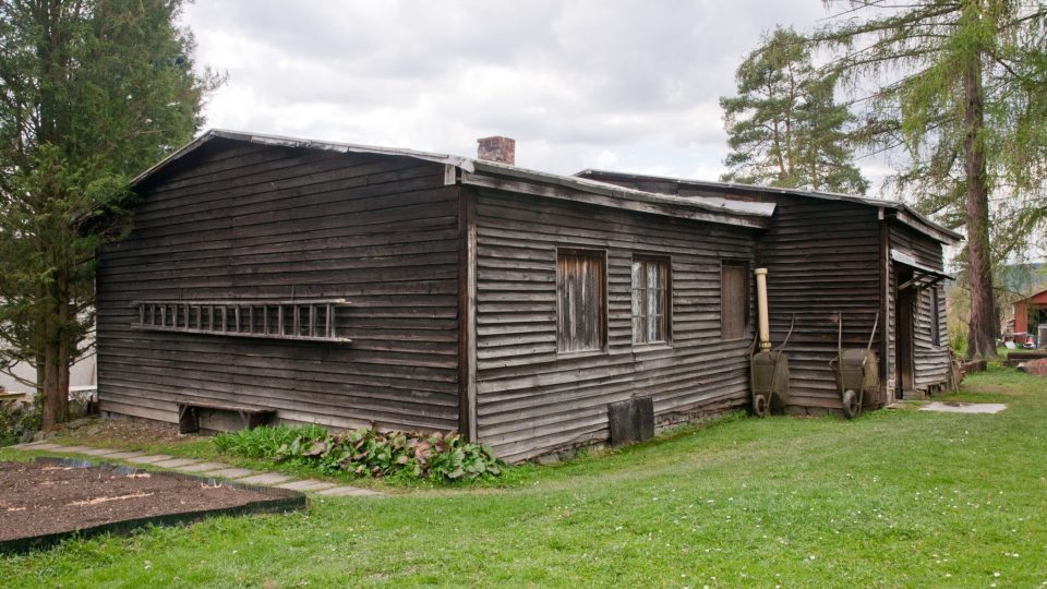 Z budovy marodky zbylo jen torzo. Teď je z ní chatka na kraji Hradištka