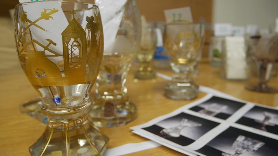 České zednářské sklo představuje výstava v Pavilonu skla v Klatovech. Organizátoři ji připravovali několik let a exponáty jsou zapůjčené z českých a rakouských veřejných i soukromých sbírek