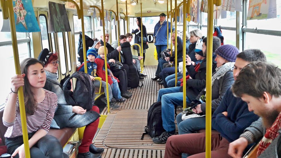 Plzní projíždí tříkrálová tramvaj. Poznáte jí poměrně snadno - jde totiž o historický vůz T1 z roku 1956. Pokud do téhle tramvaje nastoupíte, můžete přispět do tříkrálové sbírky