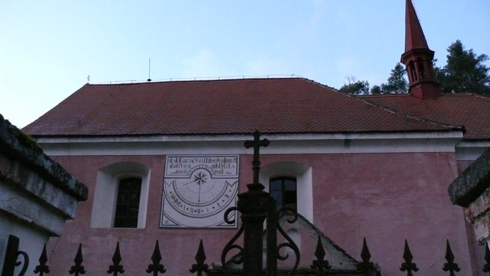 V jádru románský kostel sv. Bartoloměje byl přesunut o 60 metrů kvůli vzdutí orlické přehrady