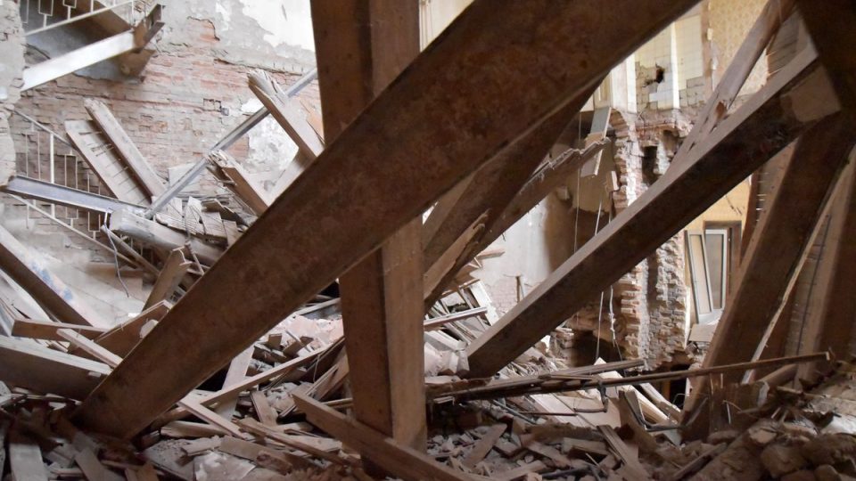 V bývalém mariánskolázeňském hotelu Kavkaz se zřítila část stropu
