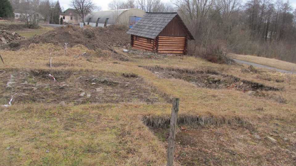 Archeologové objevili základy několika různých staveb, sklepů i obranné zdi