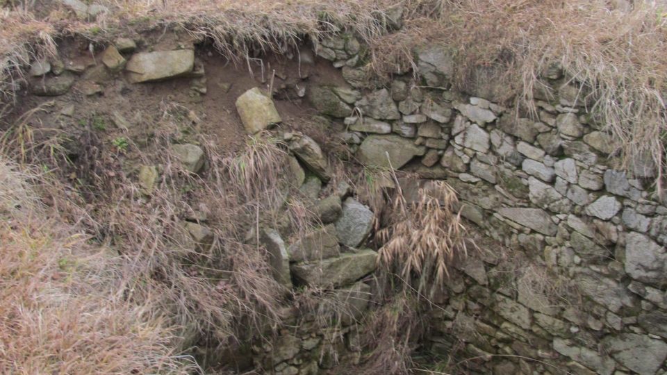 Archeologové objevili základy několika různých staveb, sklepů i obranné zdi