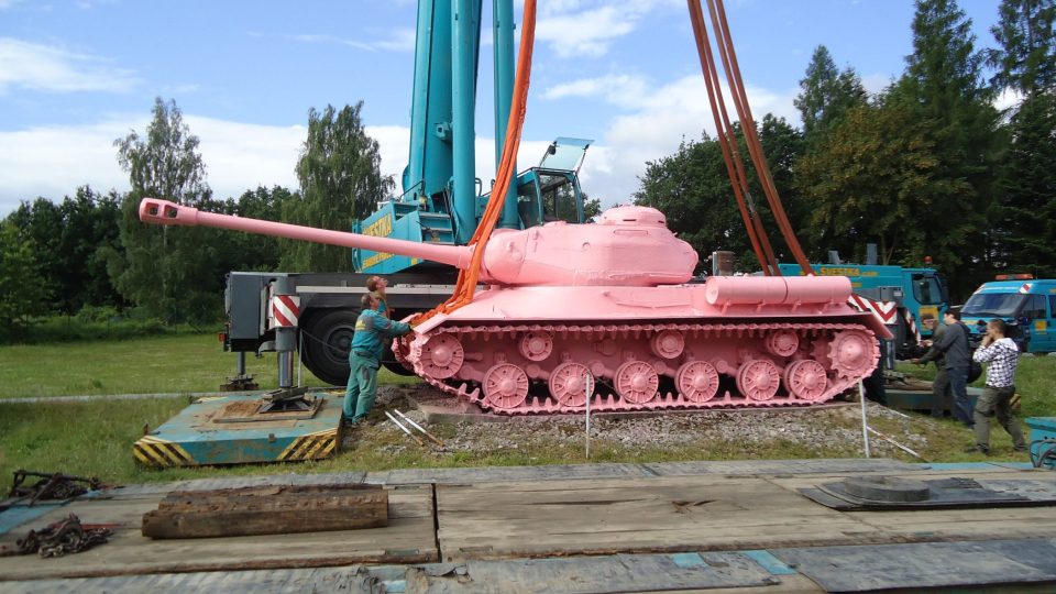 Foto s jeřábem - nakládání tanku na přepravník a přeprava do Prahy na ponton na Vltavě v rámci akce Týden svobody (červen 2011)
