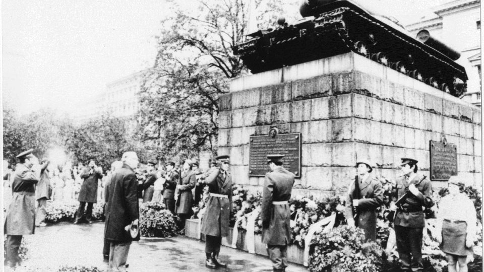 Pomník byl slavnostně odhalen 29. července 1945. Každý rok se u něho potom konaly pietní akce