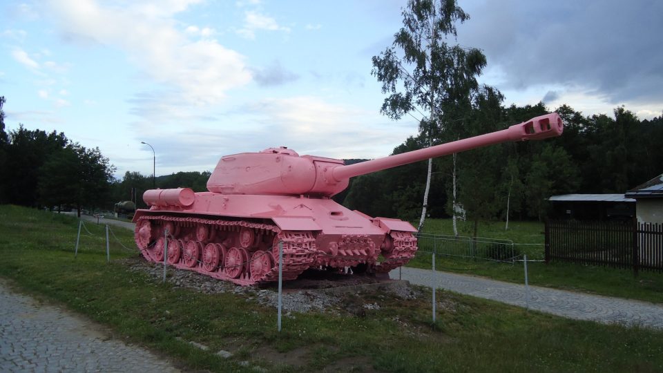 Růžový tank se začal loupat, nový nátěr je kvalitnější