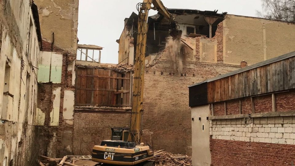 Hasiči prohledali sutiny opuštěného hotelu Kavkaz v Mariánských Lázních, nikoho nenašli