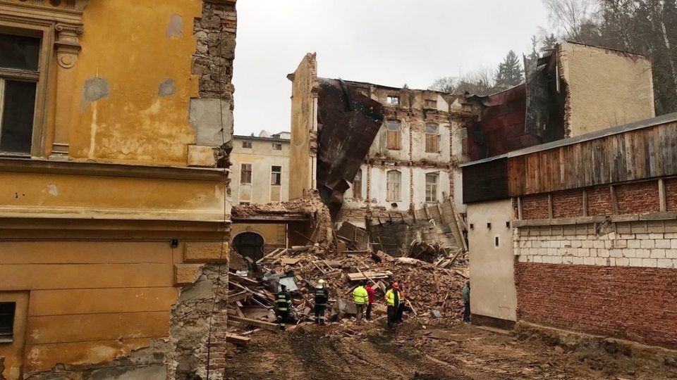 Hasiči prohledali sutiny opuštěného hotelu Kavkaz v Mariánských Lázních, nikoho nenašli