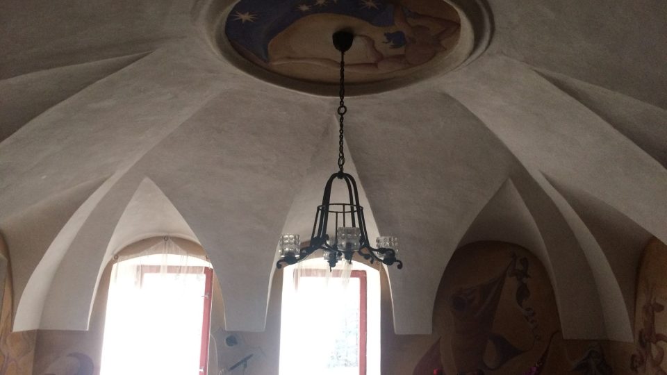 Klenby v hlavní místnosti pochází ze 16. století, pod nimi je strop ze 14. století