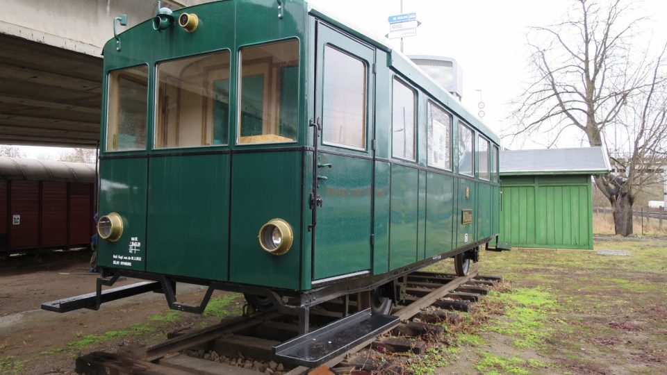 Nejstarší motorový železniční vůz byl vyrobený v roce 1928, jezdil po kolejích poblíž středočeských Peček