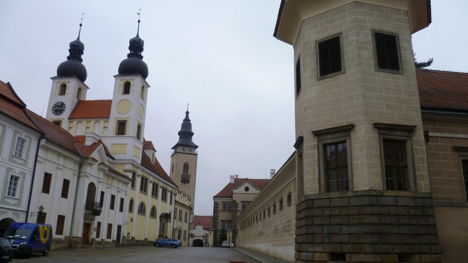 Přístup k zámku zakryly v pohádce Z pekla štěstí kulisy