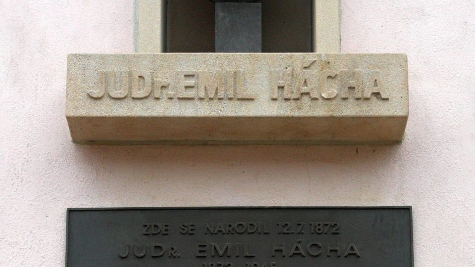 Busta a pamětní deska Emila H8chy v jeho rodných Trhových Svinech