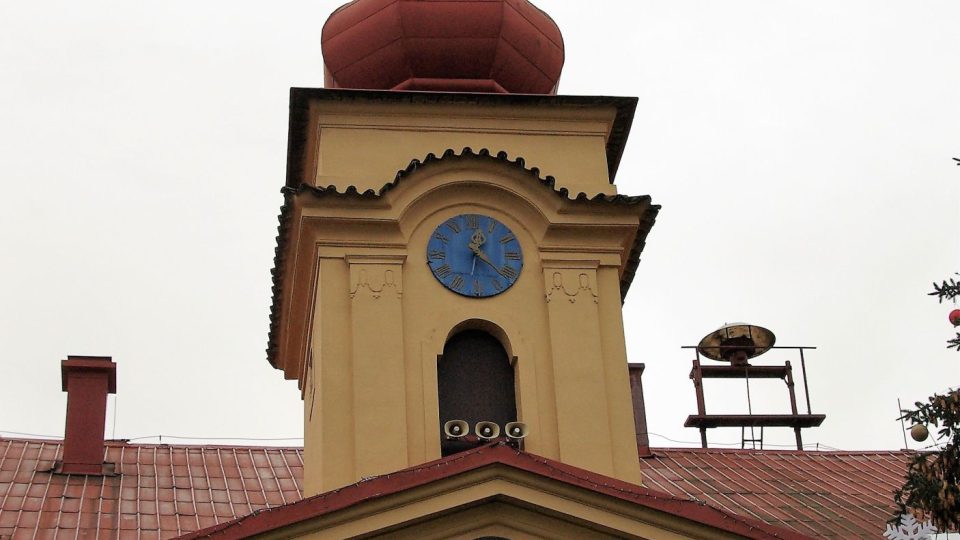 Věž staré radnice, na které byly nainstalovány první světelné hodiny ve střední Evropě od soboteckého hodináře J. Prokeše