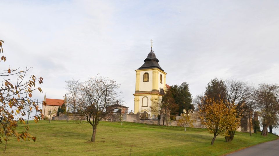 Kostel v Mikulovicích je dominantou kraje, je jen o 37 m nižší než Kunětická hora