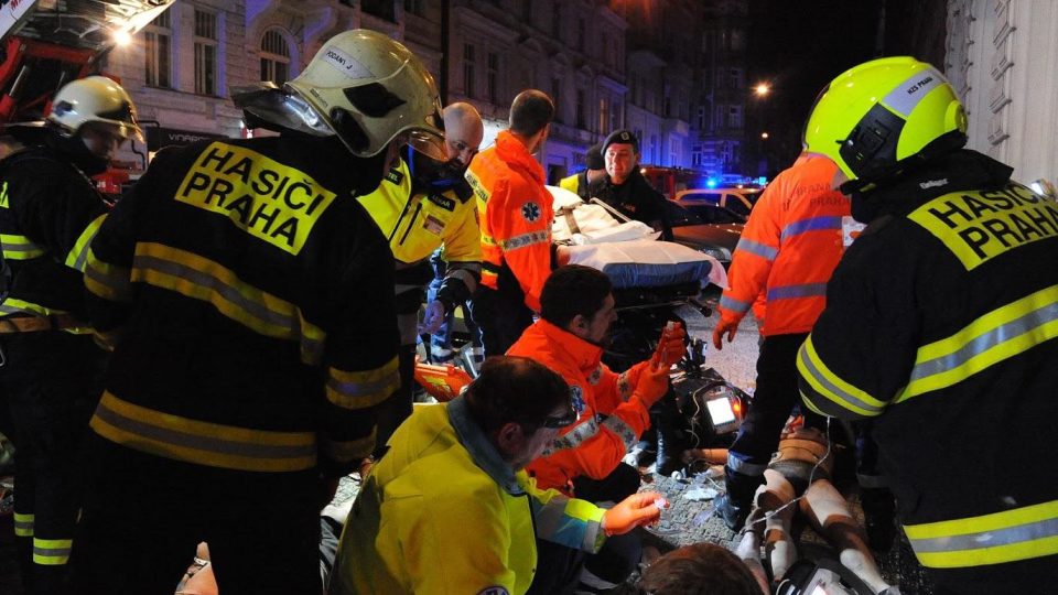 Záchranáři na místě požáru hotelu v Praze