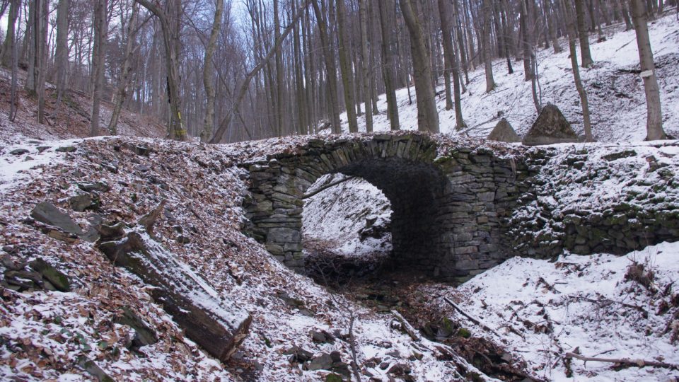 Starobylý most pod zříceninou hradu Drahotuš
