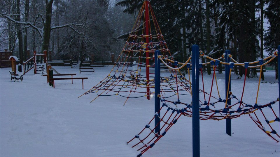 Jedno z hracích míst pro děti ve Smetanových sadech