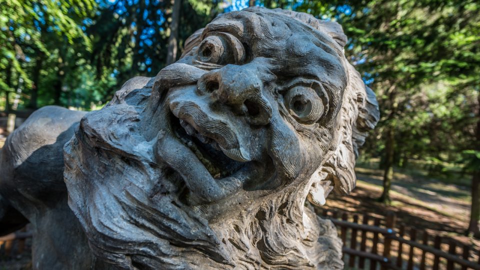 Obličej sochy Krakonoše (podle návrhu Ladislava Šalouna) ve Smetanových sadech