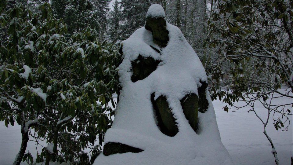 První pomník Mikoláše Alše v Čechách je právě ve Smetanových sadech v Hořicích