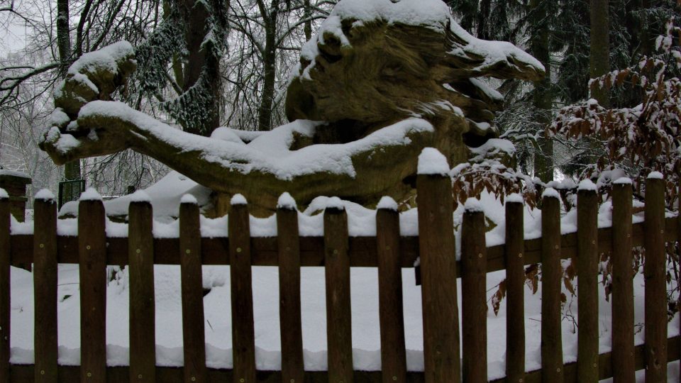 Před útoky vandalů a malými horolezci chrání sochu Krakonoše dřevěné ohrazení