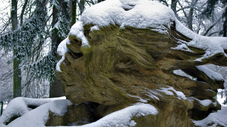 Slavná socha hořického Krakonoše pod sněhovou pokrývkou