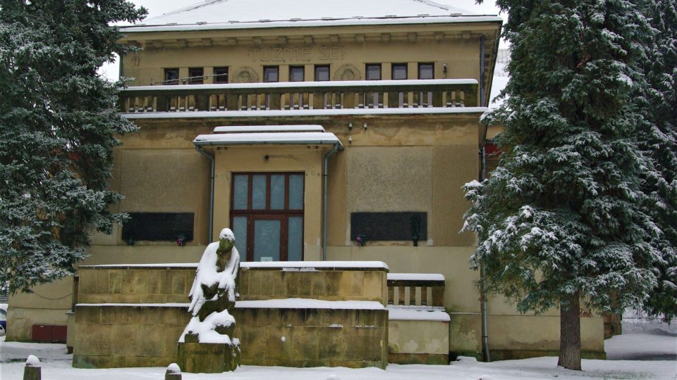 U vstupu do Smetanových sadů stojí  před budovou staré Sokolovny socha Miroslava Tyrše od J. Plichty