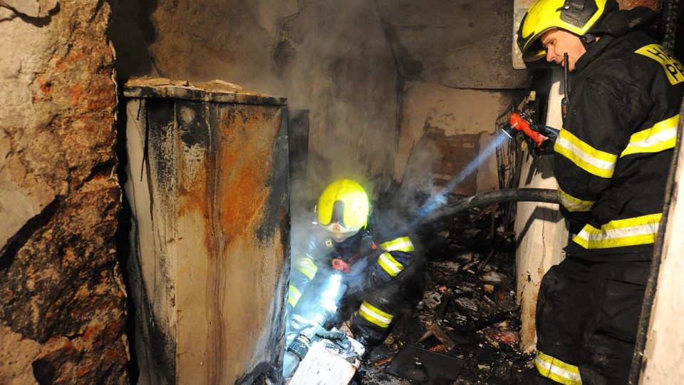 Hasiči zkoumají následky požáru v hotelu