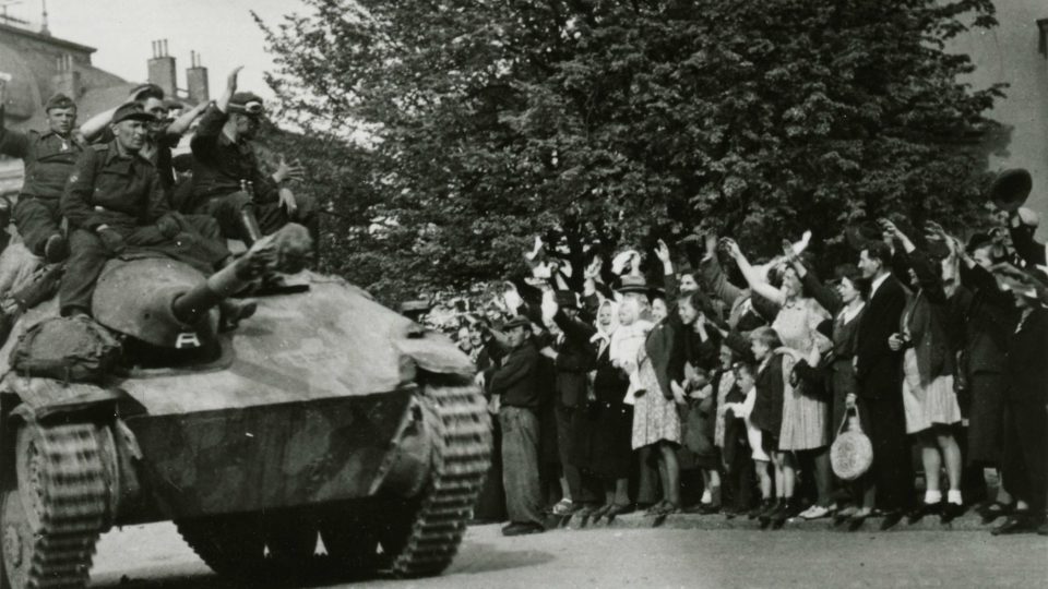 Příbramští občané nadšeně vítají 9. 5. 1945 příslušníky protibolševických jednotek ROA gen. A. A. Vlasova z 3. pluku 1. divize, kteří zde svedli s německými vojsky několik ozbrojených střetnutí