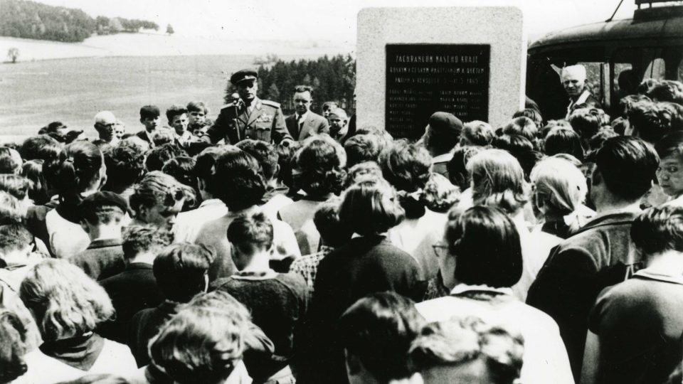 Generál Richard Tesařík při pietním aktu u pamětní desky na Slivici v r. 1960