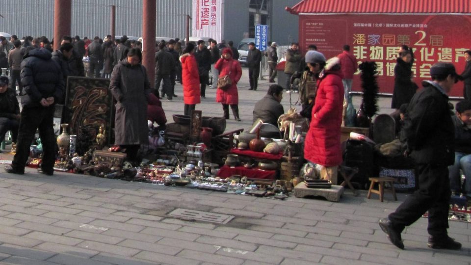 Trh Panjiayuan - největší antik v Pekingu