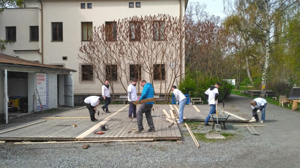 V létě na Městské plovárně probíhají koncerty, divadelní představení nebo tančírny. Na bázi dobrovolnictví ale nejde dál pokračovat, říkají lidé ze spolku Pěstuj prostor. A otevřeli veřejnou diskusi o budoucnosti plovárny