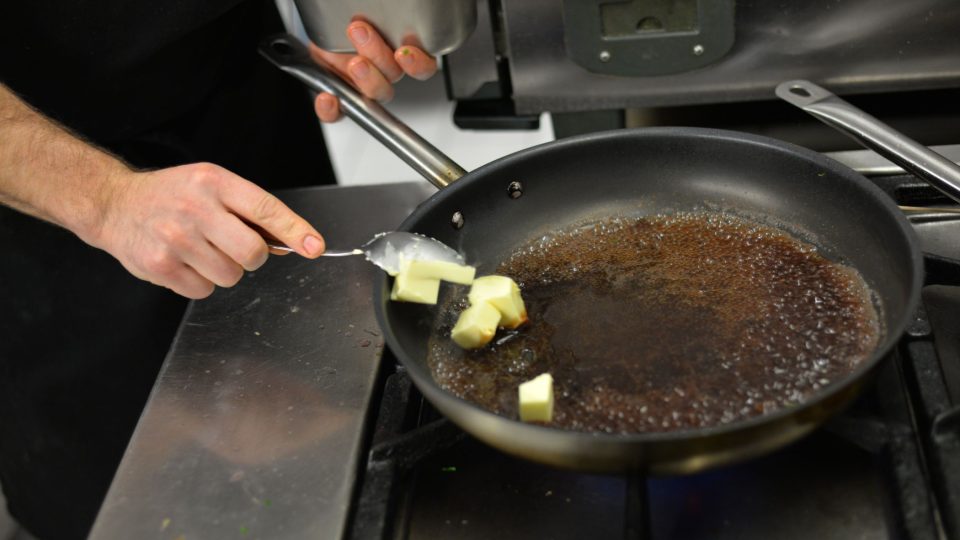 Po odpaření a odvaření části tekutiny přidáme 3 oříšky chladného másla, které omáčku zjemní a zahustí