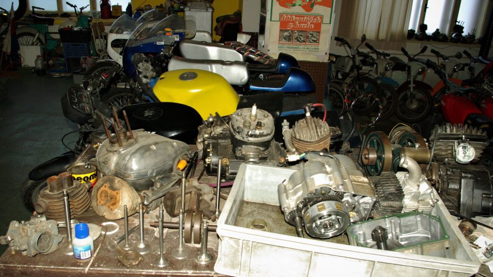 Část sbírky starých motorů v muzeu v Bříšťanech