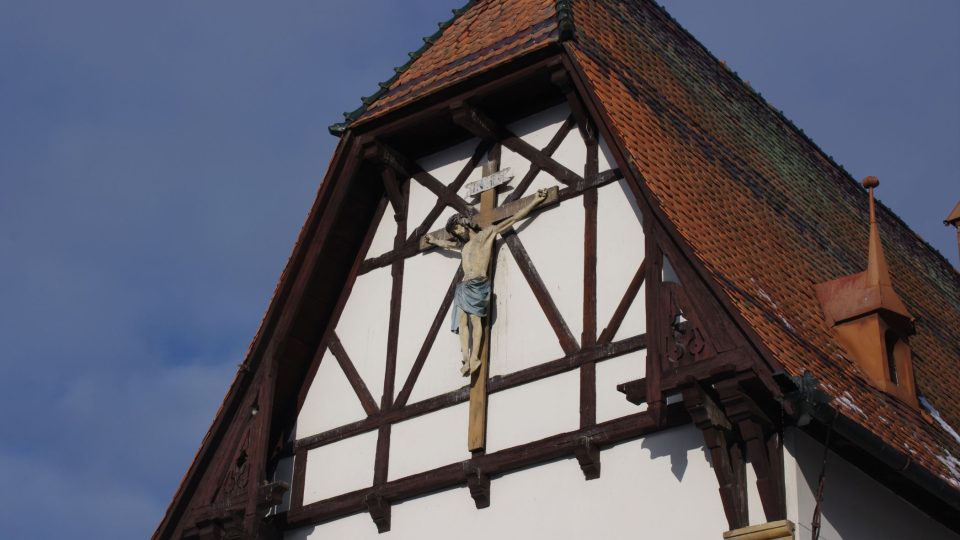 Kříž a hrázděný štít připomíná kapli v dalekém alpském Semmeringu