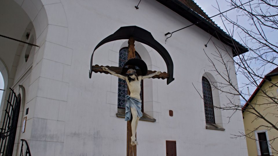 Prostranství u kaple zdobí další dřevěnný kříž