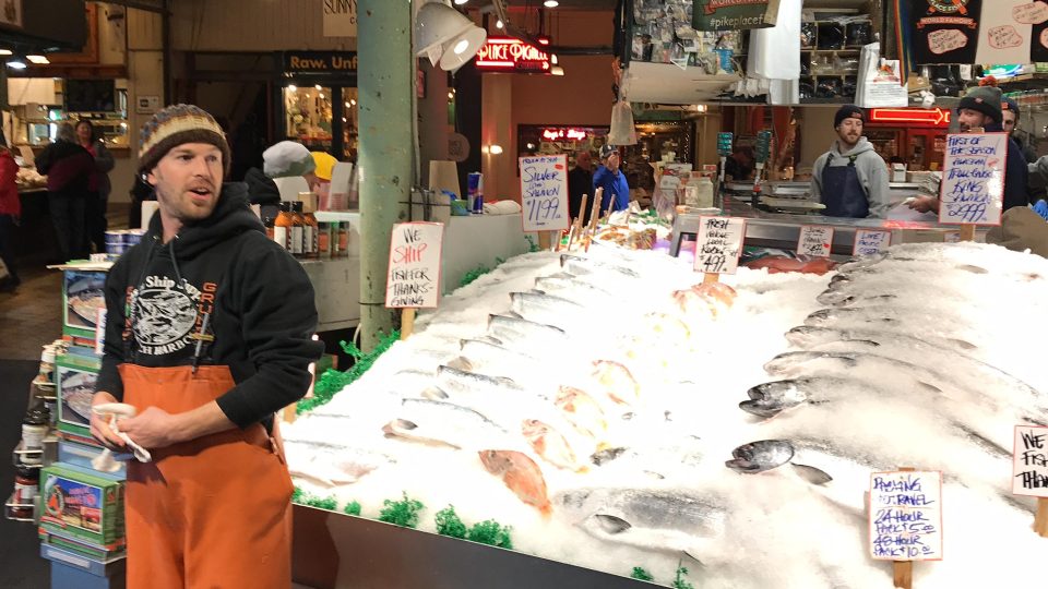 Ryan Hebert u svého stánku s rybami a mořskými plody