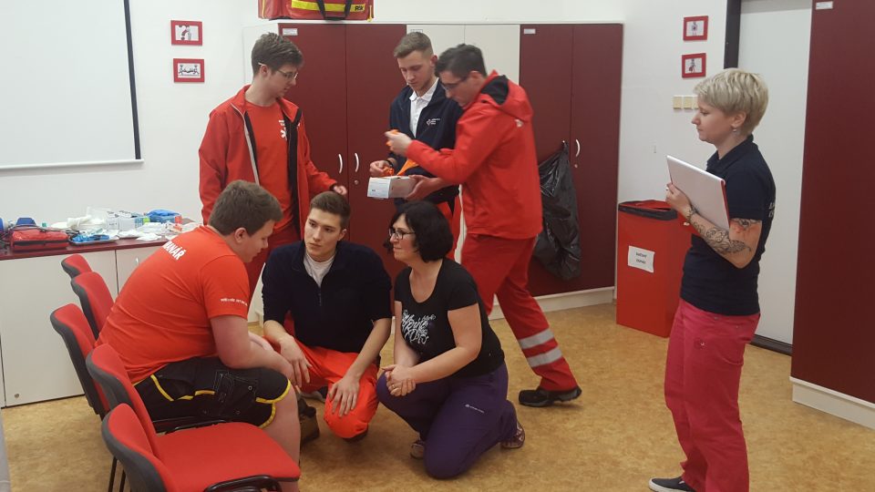 Čeští a němečtí studenti zdravotnických škol společně trénovali praktické dovednosti