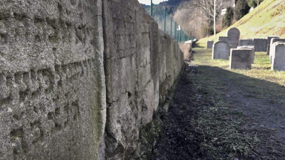 Součástí obnovy je i náznak části původní kamenné zdi
