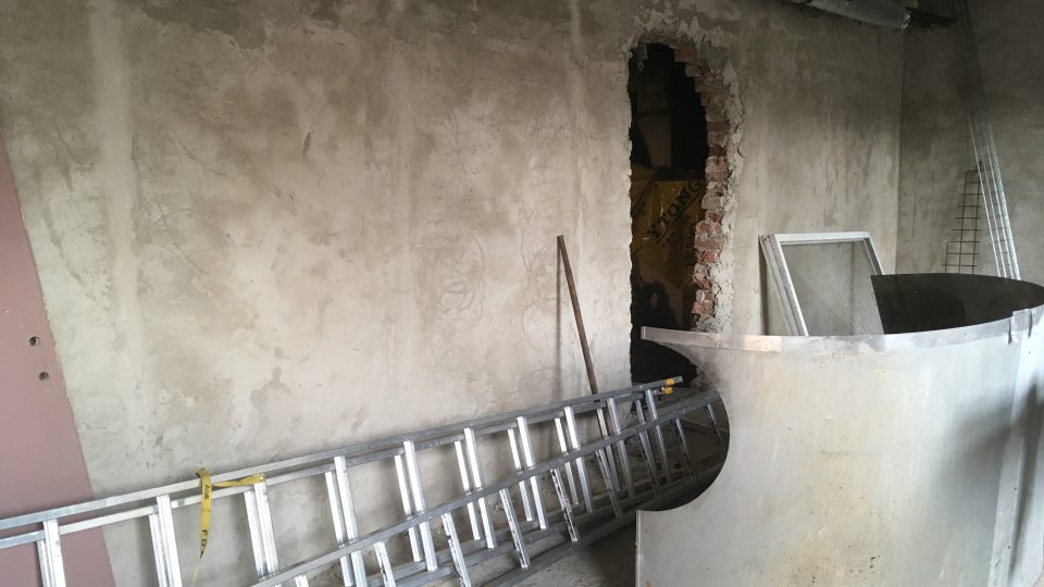 Ve spodní části Vrbenského lázní zatím dělníci opravují některé zdi