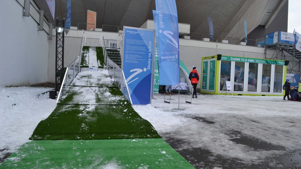 Skokanský můstek a rozhlasové stanoviště u Ostravar Arény