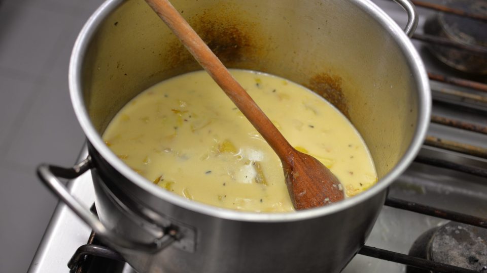 Před dovařením přilijeme do polévky smetanu, osolíme a opepříme. Necháme dojít, aby brambory změkly