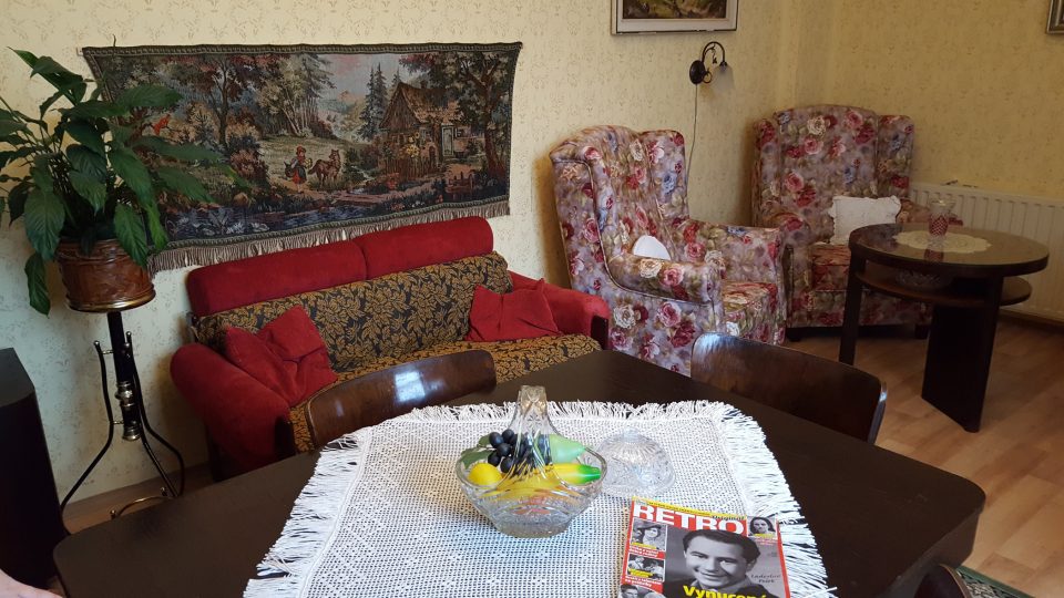 V jedné z místností v tachovském domě pro seniory Panorama jakoby se zastavil čas. Je celá zařízená ve stylu 50. let. Senioři tak můžou posedět, číst si, hrát šachy nebo karty a hlavně - vzpomínat na mládí