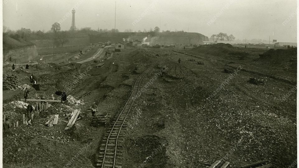 Pohled na terénní práce při stavbě sokolského stadionu na strahovském návrší, v pozadí Petřínská rozhledna, ateliér Vojta, 1926, MMP