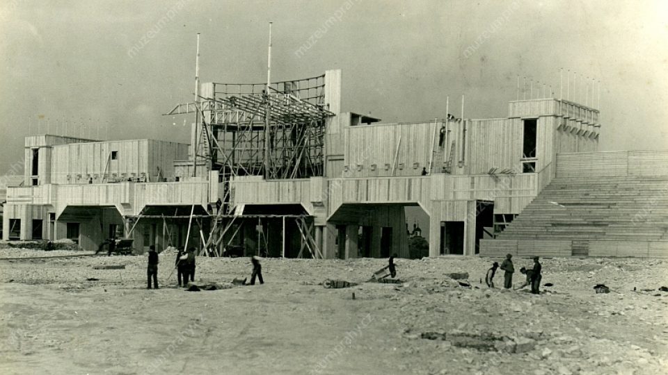 Stavba stadionu na Strahově, dřevěná konstrukce brány před dokončením pro účely VIII. všesokolského sletu, 1926, MMP