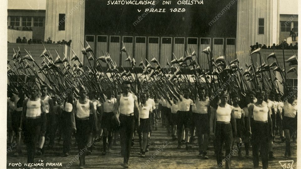 Svatováclavské dni orelstva v Praze 1929. Nástup mužů na plochu stadionu na Strahově, MMP