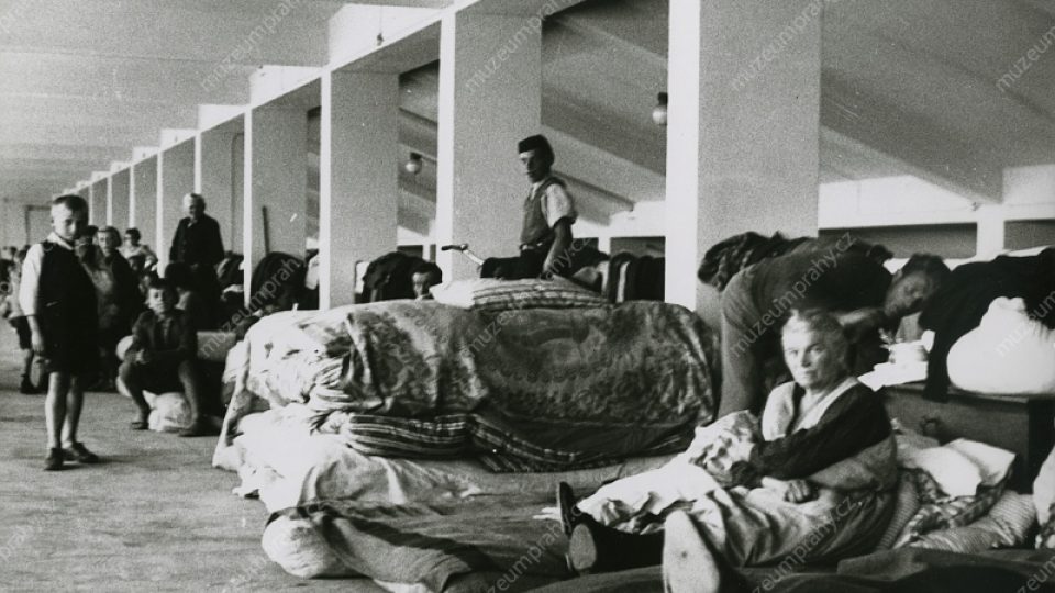 Uprchlíci z českého pohraničí ubytovaní na strahovském stadionu, 1938, MMP
